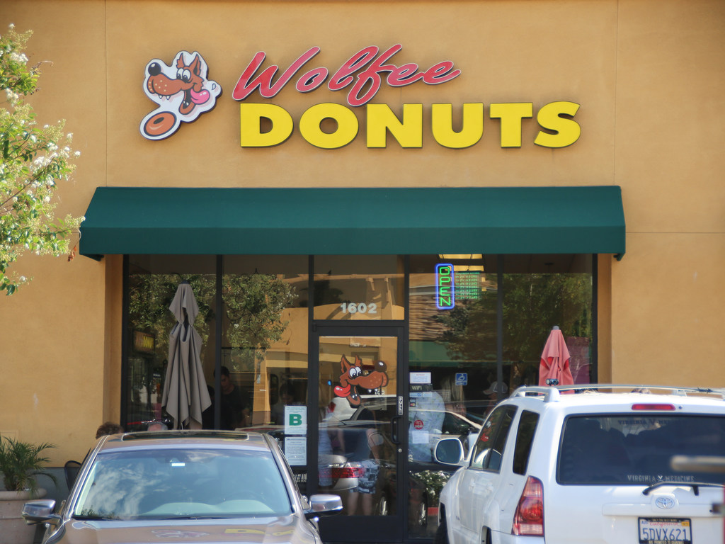 devanture-du-magasin-de-donuts-dans-lequel-ariana-grande-a-ete-filmee-en-train-de-lecher-un-donut-et-d-insulter-l-amerique-le-9_exact1024x768_l