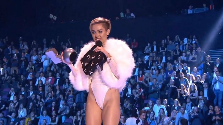 miley-cyrus-smoking-weed-accepting-best-video-2013-mtv-europe-music-awards_6