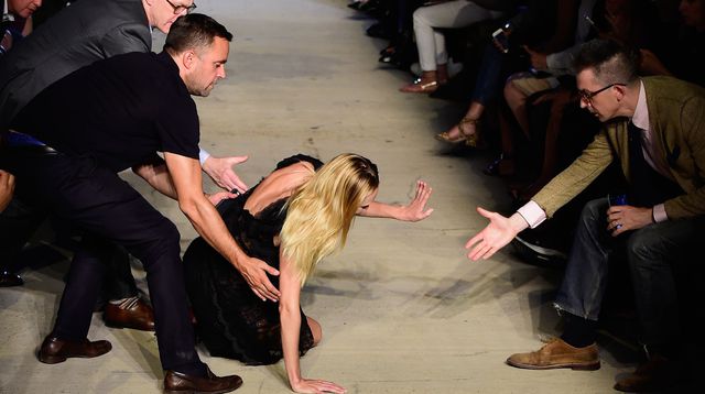 star24-tv-Candice-Swanepoel-chute (4)