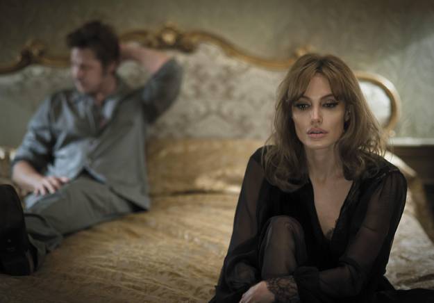 Angelina-Jolie-et-Brad-Pitt-a-bout-de-souffle-dans-la-bande-annonce-de-Vue-sur-mer