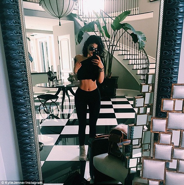 26D824A500000578-3005867-Getting_an_early_start_Kylie_posed_beside_several_pieces_of_lugg-a-7_1426982218618