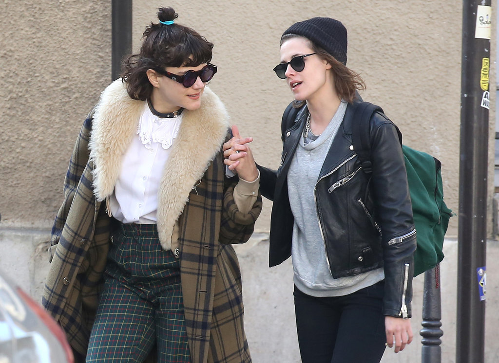 Kristen-Stewart-Soko-Kissing-Paris